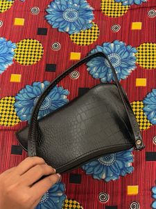 Chic Black Croc Embossed Shoulder Bag