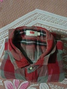 Levi's Plaid Button-Up Shirt