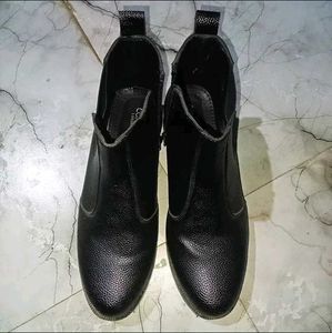 Stylish Black Chelsea Boots