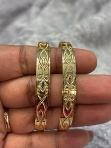 Set of 4 Gold Tone Bangles