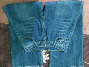 Wide Leg Cropped Jeans with Frayed Hem