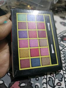 Miss Gold 18 Color Eyeshadow