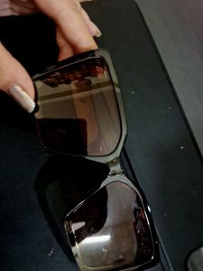 Chic Black Sunglasses with Gold Accent