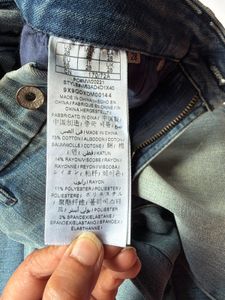 Brand new Authentic Guess Capri Jeans(28)