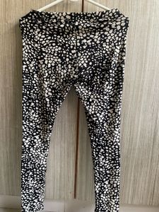 Stylish Black &amp; White Patterned Leggings