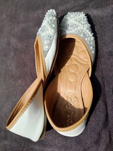 Embellished Juttis/Mojaris - White