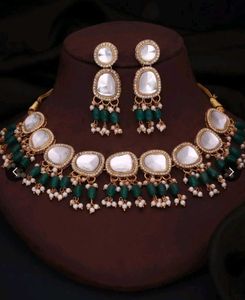 Elegant Kundan Necklace and Earring Set