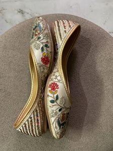 Embroidered Jutti Flats