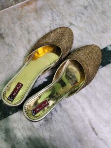 Elegant Embellished Golden jutti