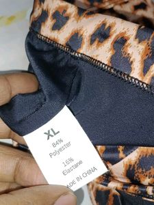 (300)Leopard Print Zip-Up Sports Bra