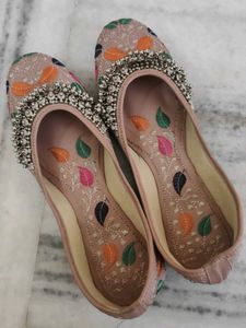 Embroidered Ethnic Juttis