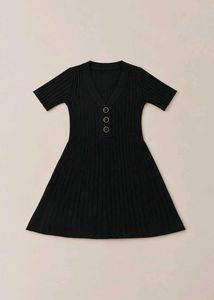 BLACK RIBBED V-NECK BUTTON FLARE DRESS