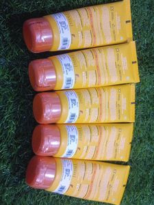 5 Aqualogica glow smoothie face wash