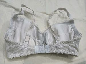 💛 White Lace Trim Padded Bra