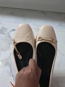 Elegant Beige Ballet Flats with Gold Accent