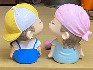 Kissing Couple Figurine Set - 2Pcs