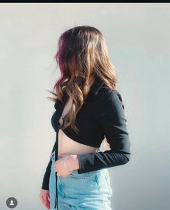 H&amp;M Chic Ring Detail Cut-Out Crop Top