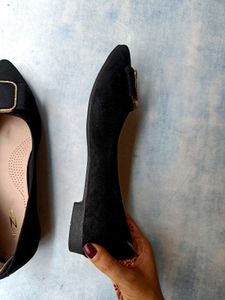 Chic Black Buckle Flats