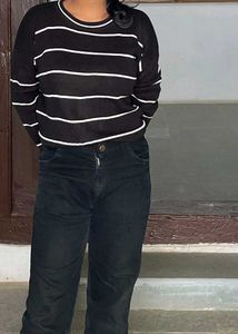 Curve crew neck knitted jumper in black