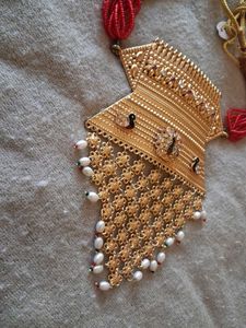Exquisite Gold Necklace with Pearls