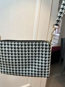 Chic Houndstooth Crossbody Bag