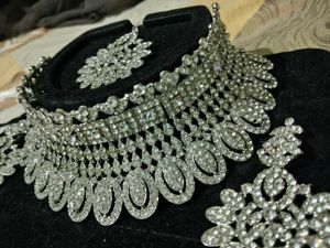 A heavy jewel (Necklace Set)for wedding