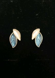 Charming Leaf Design Earrings