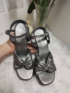 Chic Heels with Bow Detail ✨