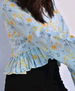 V-NECK COTTON FLORAL TOP – with Ruffle Hem