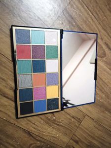 New This International Brand 18 Color Eyeshadow