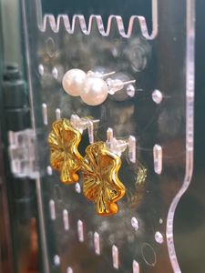 Elegant Pearl &amp; Gold stud earrings