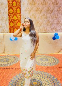 Elegant White Kurta Set with Floral Embroidery