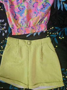 super vibrant Peppermint top with shorts