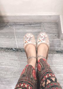 comfortable jutiya with beautiful embroidery