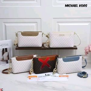 MICHAEL KORS* *JET SET MEDIUM SIGNATURE LOGO WD bo
