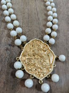 Vintage Elegant White Bead Necklace with Gold Pend