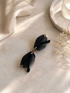 Chic Oversized Black Sunglasses