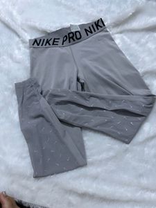 Nike L size  Athletic Leggings