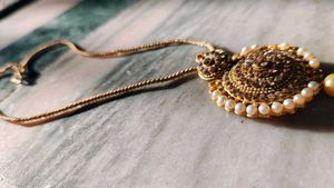 Elegant Gold-Toned Necklace with Pearls