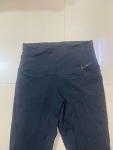 Nike High-Waisted Cropped Capri tights
