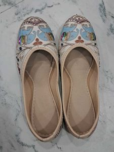 Embroidered Elephant Juttis