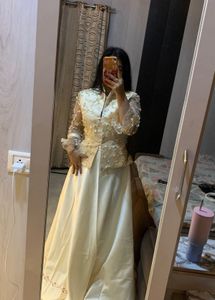 Elegant Cream Embroidered trail gown🎀🩷🦋