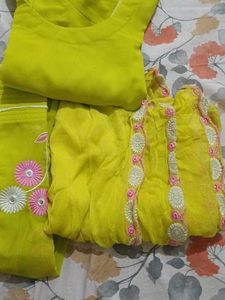 Vibrant Parrot Green Kurta Set With free Earrings