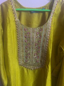 Elegant Kurta Set with Detailed Embroidery