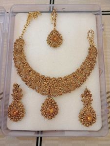 Golden Necklace With Tikka