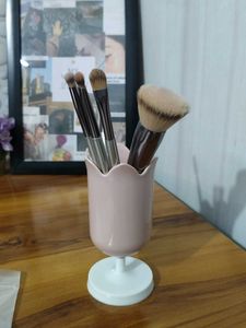 bow brush shelf stand