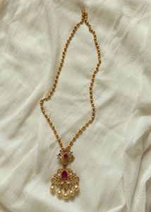 Elegant Gold Necklace with Pendant