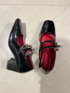 (kelly rear window)Chic Mary Jane heels