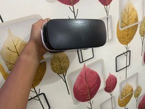 Samsung Gear VR In Mint Condition With It’s Box An