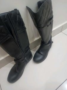 Black Quilted Knee-High Boots feet size 20 cm